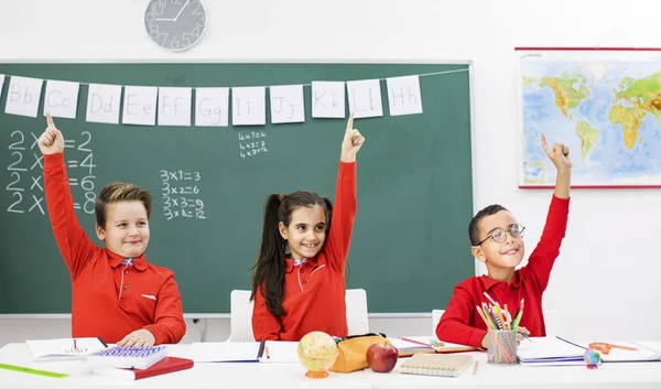 Schulkinder im Klassenzimmer — Stockfoto