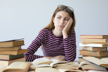Endişeli ve bıkkın öğrenci