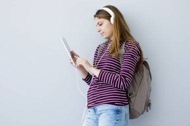 Portre öğrenci kız dijital tablet kullanma