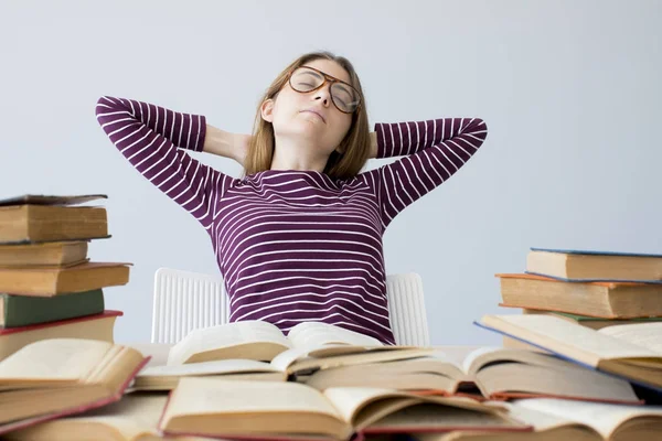 Student studeert op tafel — Stockfoto