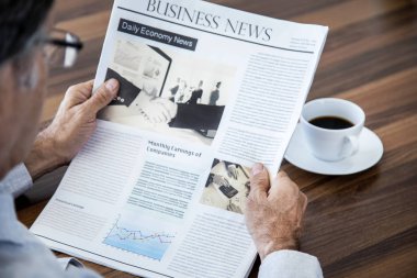 Son sınıf öğrencisi gazete okuyor. 