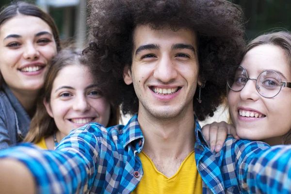 Tonåringar vänner vänskap studenter koncept — Stockfoto