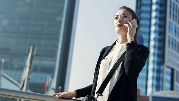 Femme d'affaires parlant téléphone mobile en plein air — Photo