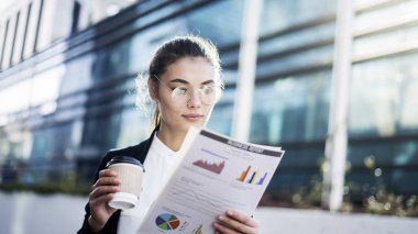 İşkadını el kahve ile belge açık havada