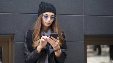 Cep telefonuyla mekanlarda güzel genç kadın