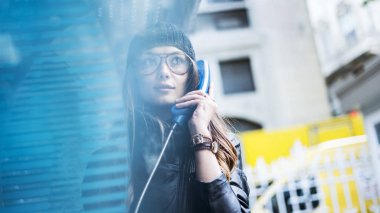 Genç kadın üzerinde genel Ankesörlü telefon söz