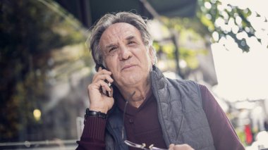 Komuta sizde telefonu açık havada konuşurken