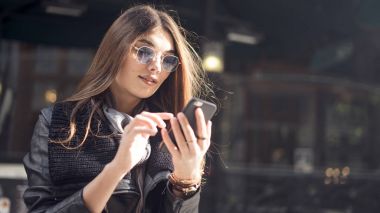 Cep telefonuyla mekanlarda güzel genç kadın