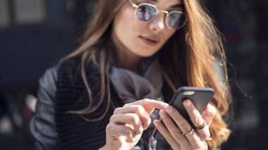 Cep telefonuyla mekanlarda güzel genç kadın