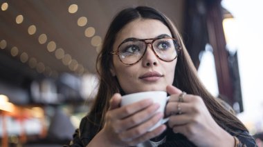 Genç bayan kahve içiyor.