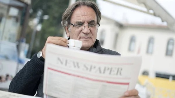 Senior man leest de krant in openlucht — Stockfoto