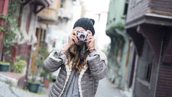 Jeune femme touristique prend des photos — Photo