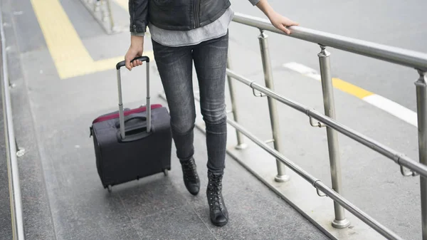 Passager marchant à l'aéroport avec valise — Photo