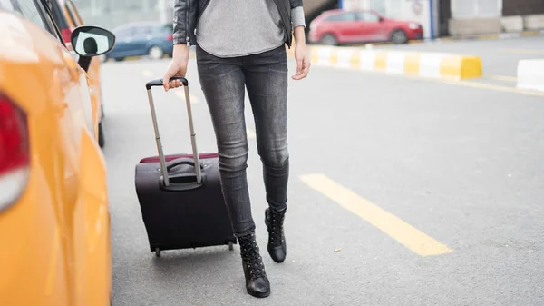 Επιβατών με τα πόδια στο αεροδρόμιο με τη βαλίτσα — Φωτογραφία Αρχείου