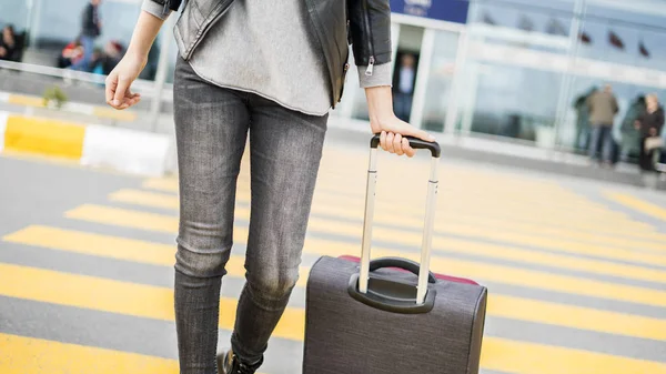 Séta a repülőtéren bőrönddel utas — Stock Fotó