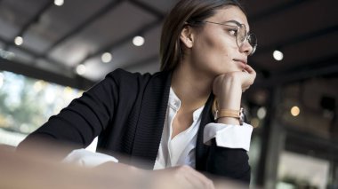 Genç ve güzel bir kadının portresi