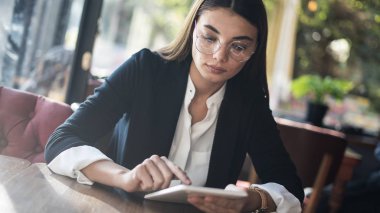 genç kadın dijital tablet kullanma