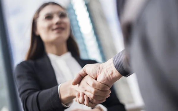 Imprenditori che fanno stringere la mano in città — Foto Stock