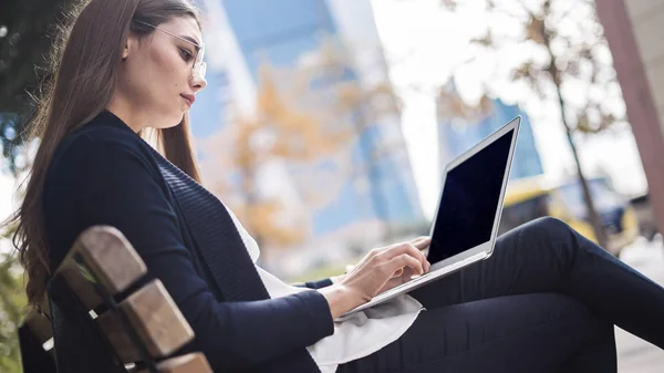 Vrouw met laptopcomputer in openlucht — Stockfoto