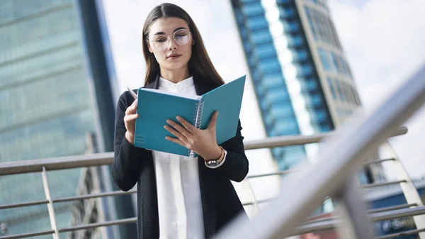 Portrait de femme d'affaires en plein air — Photo