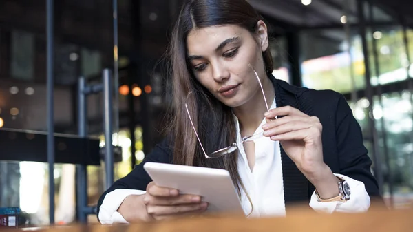 Mujer joven usando tableta digital — Foto de Stock