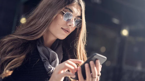 Mooie Jonge Vrouw Met Behulp Van Mobiele Telefoon Openlucht — Stockfoto