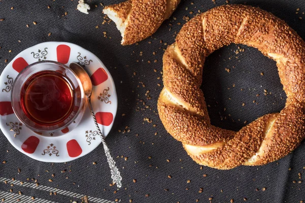 Kumaş üzerine çay simit
