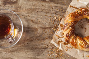 Ahşap arka plan üzerinde çay simit