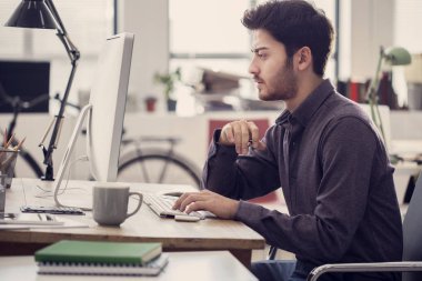 Bilgisayarda çalışan genç adam