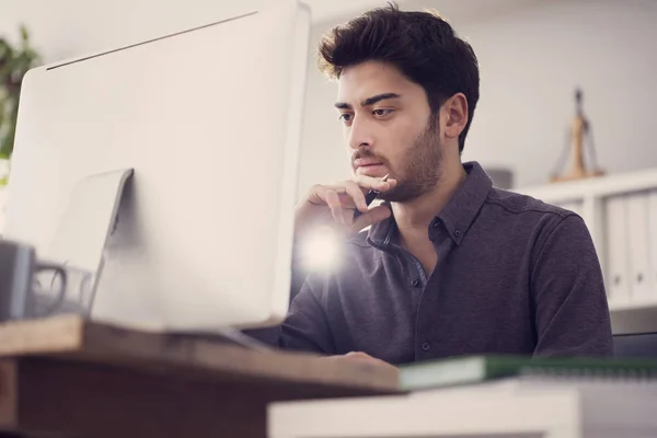 Junger Mann Arbeitet Computer — Stockfoto