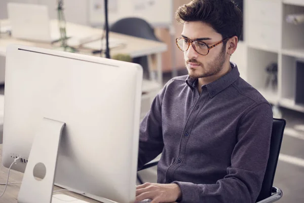 Junger Mann Arbeitet Computer — Stockfoto