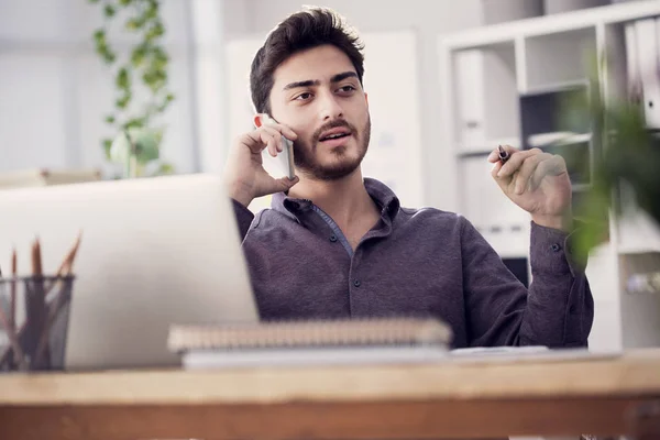 Junger Mann Spricht Handy — Stockfoto