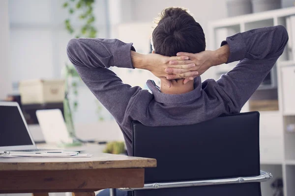 Entspannter Geschäftsmann Arbeitet Computer — Stockfoto