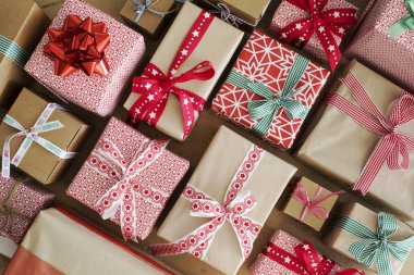 Tahta arka planda hediye kutuları