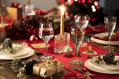 Noel yemeği için servis edilen masa.