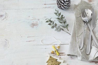 Ahşap arka planda Noel masası