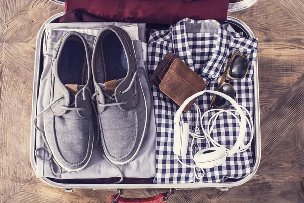 Ahşap masa üzerinde seyahat kavramı