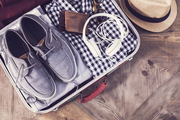 Ahşap masa üzerinde seyahat kavramı