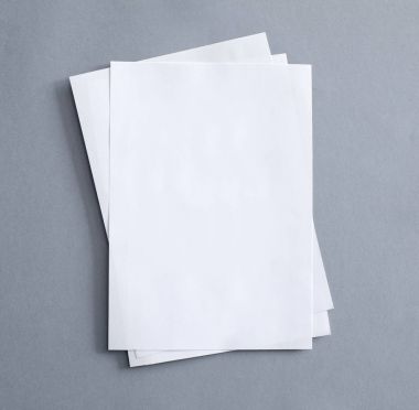 Boş beyaz kağıtlar gri arka plan üzerinde