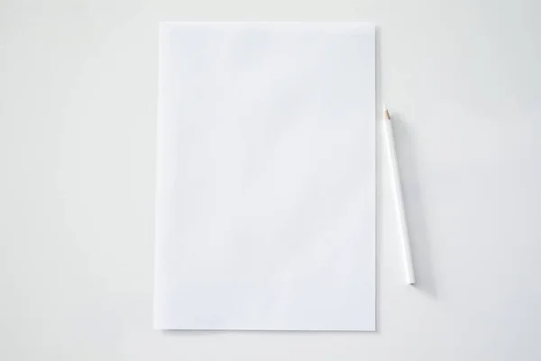 Papel Blanco Lápiz Sobre Fondo Blanco — Foto de Stock