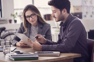 Dizüstü bilgisayar üzerinde çalışan genç arkadaşları