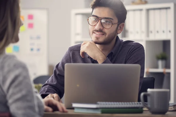 Junger Mann Hört Einem Kunden Büro — Stockfoto