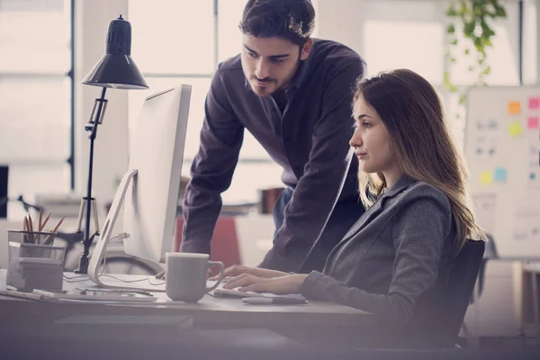 Jóvenes Colegas Que Trabajan Ordenador Portátil — Foto de Stock