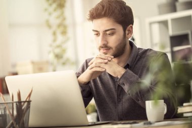 genç adam onun laptop İnşaat