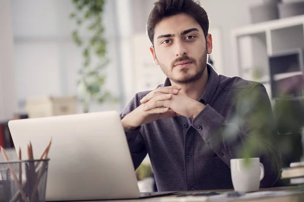 Jeune Homme Travaille Sur Son Ordinateur Portable — Photo