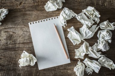 Beyaz kare kağıt, kalem ve ahşap arka plan üzerinde boşa yazılar