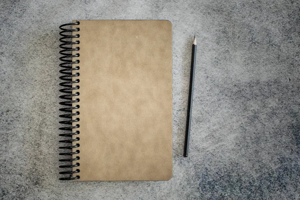 Spirala Światła Brązowa Okładka Związane Notebook Ołówek Szarym Tle — Zdjęcie stockowe