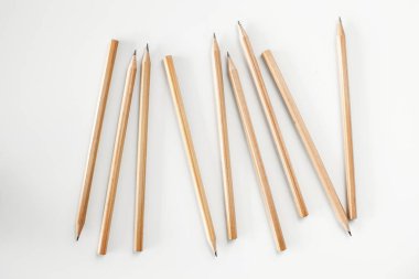 Beyaz arka plan üzerinde birçok kalemler aynı renk