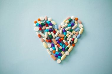 Renkli kapsül ilaç kalp şeklinde