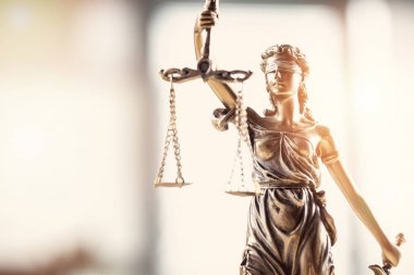 Adalet holding ölçekler ve kılıç heykel Bayan gözü kapalı